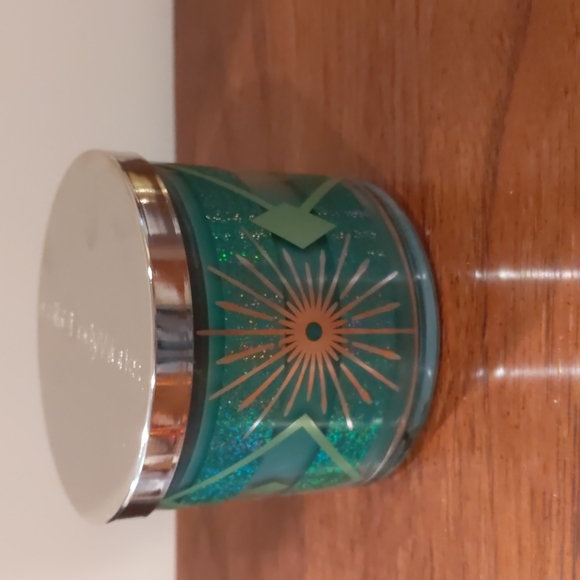 Merry Mistletoe 3 Wick Candle Bath & Body Works - Picture 3 of 7